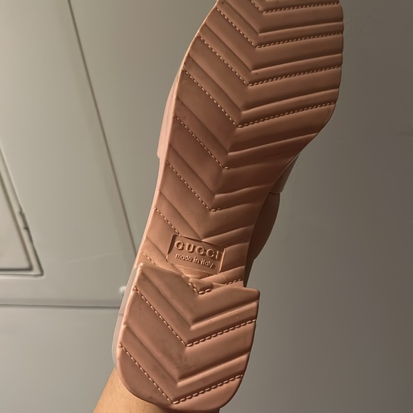 GUCCI embossed logo slides - Picture 6 of 7